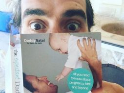 Brand publicó una foto donde está sujetando el libro 'The expectant dad's handbook'. INSTAGRAM / trewrussellbrand