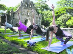 Meditación, yoga, masajes, tratamientos con aguas termales, y muchas actividades más ofrece la nación para sus turistas. EFE / ARCHIVO