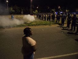 La policía lanza gases lacrimógenos y gas pimienta para dispersar a la multitud, luego de acusarlos de arrojar botellas. AFP / S. Maturen