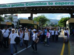 A casi un año que se decretara el cierre de frontera, permiten a venezolanos cruzar para conseguir víveres y medicinas. EFE / G. Barrera