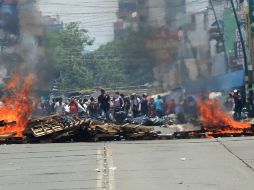 Los inconformes colocaron una barricada humana y vehículos para impedir el paso. SUN / ARCHIVO