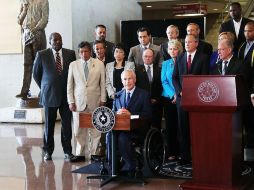Abbott realizó una conferencia de prensa en Dallas en una silla de ruedas, pero no reveló que sufrió quemaduras. AFP / S. Platt