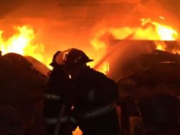 Bomberos se encuentran al interior del lugar combatiendo el fuego. TWITTER / @PCYBOMGDL