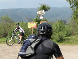 Hace dos semanas, los ingresos por el fraccionamiento Los Robles y el rancho La Cebada fueran cerrados al paso de bicicletas. EL INFORMADOR / P. Franco