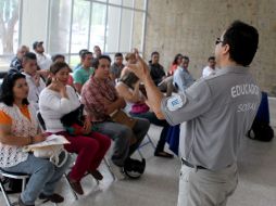 Setenta personas ya toman el curso contra la invasión de aceras. EL INFORMADOR / A. Hinojosa
