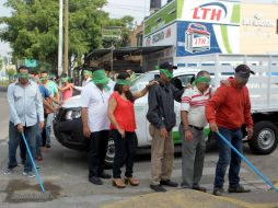Entre las actividades, los participantes caminan con los ojos cubiertos guiados por un invidente. EL INFORMADOR / A. Hinojosa