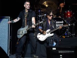 Joe Perry (d) y Johnny Depp (i) durante el concierto; asistentes aseguran que el guitarrista presentaba un aspecto enfermo. AFP /  K. Mazur