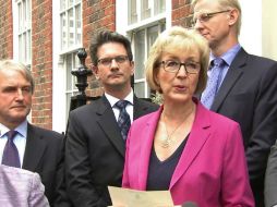 Leadsom, en la foto, dice que carece del ''apoyo suficiente'' y es por eso que decidió abandonar la disputa. AP / TV UK