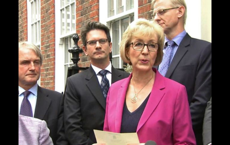 Leadsom, en la foto, dice que carece del ''apoyo suficiente'' y es por eso que decidió abandonar la disputa. AP / TV UK