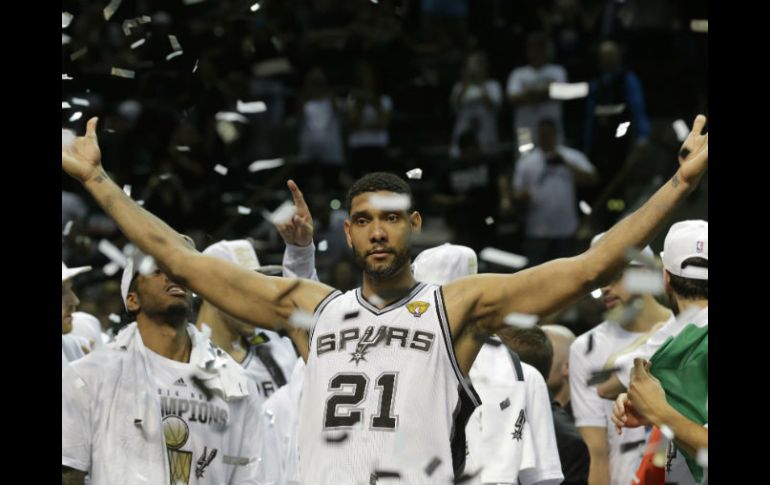 Duncan se despide con mil 392 partidos, en los que sólo tres fue suplente, y un total de 26 mil 496 puntos con los Spurs. AP / ARCHIVO