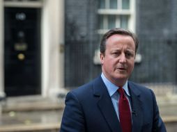 David Cameron habla a los periodistas apostados ante su residencia en Downing Street para informar su dimisión formal. AFP / C. Ratcliffe
