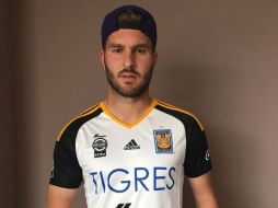 Gignac responde astutamente con un 'hashtag' en su cuenta de Twitter, '#UnTigreNuncaDejaSoloAOtroTigre'. TWITTER / @10APG