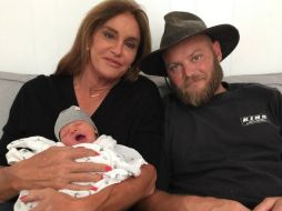 Caitlyn Jenner conoció a su primer nieto varón y sube una imagen a su cuenta de Instagram junto a su hijo y su nieto. INSTAGRAM / caitlynjenner