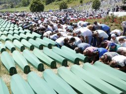 Familiares lloraron mientras abrazaron los ataúdes por última vez antes de que sus seres queridos fueran enterrados. AP / A. Emric