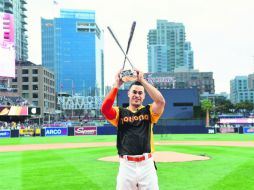 Después de demostrar su poder con el madero, Giancarlo Stanton posa con su trofeo de campeón. AFP / H. How