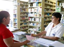 Las personas acostumbran tomar medicamentos de venta libre para aminorar los síntomas de agruras y acidez. EL INFORMADOR / ARCHIVO