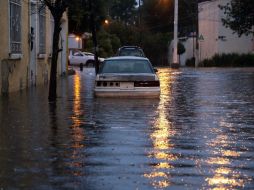 Bomberos asistieron para sacar tres autos varados, y el de los arcos del Milenio, donde el agua subió un metro. EL INFORMADOR / ARCHIVO