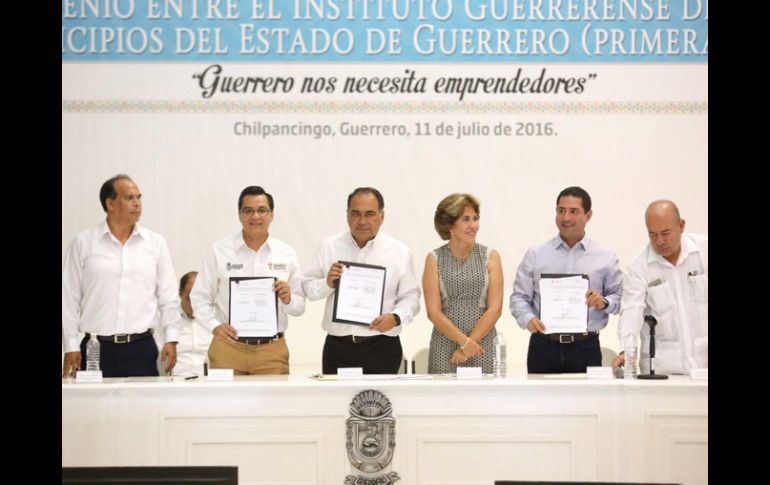 Héctor Astudillo (centro) impulsa a los emprendedores en Guerrero. ESPECIAL /