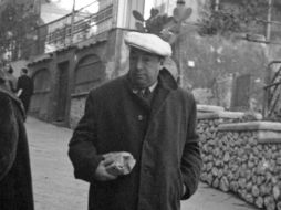 Neruda es condecorado con el Premio Lenin de la Paz, y en 1971 es galardonado   con el Premio Nobel de Literatura. AP / ARCHIVO