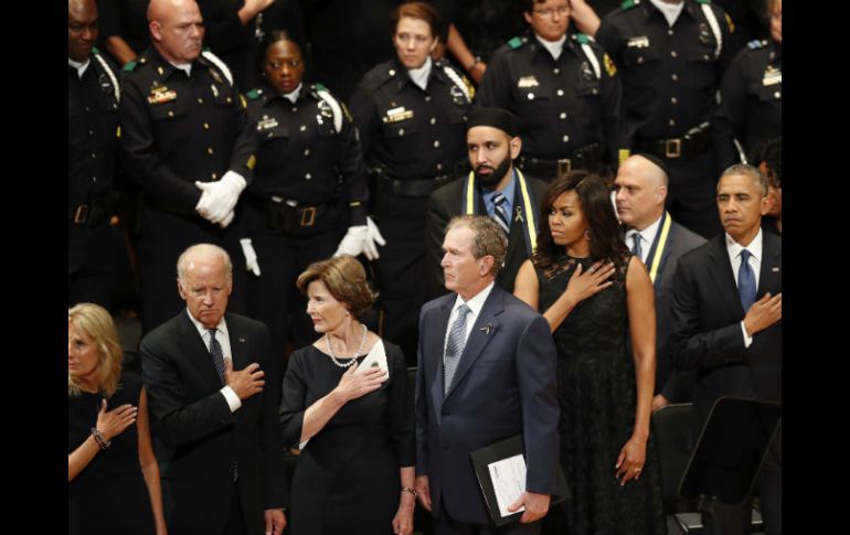 Bush y su esposa asisten a la ceremonia de honor, así como los Obama y los Biden. AP /