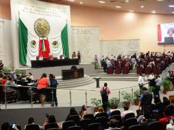 De aprobarse, quedarían basificados los trabajadores que integran la planta de la oficina del Gobernador. TWITTER / @LegisVer