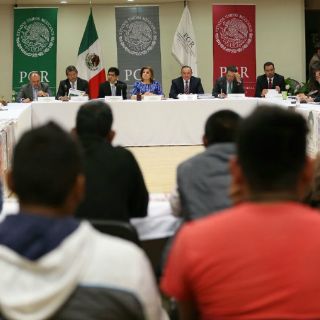 La PGR muestra avances a padres de los 43