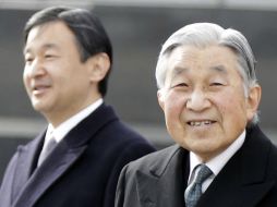 El emperador últimamente ha delegado en su hijo Naruhito (i) algunas de las obligaciones de su agenda. AP / E. Hoshiko