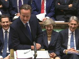 Cameron felicita a May por haber ganado el liderazgo conservador y concluye diciendo: ''una vez yo también fui el futuro''. AP / Parlamentiary Recording Unit