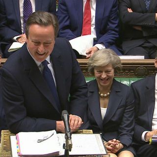 Cameron recibe aplausos en última sesión con diputados