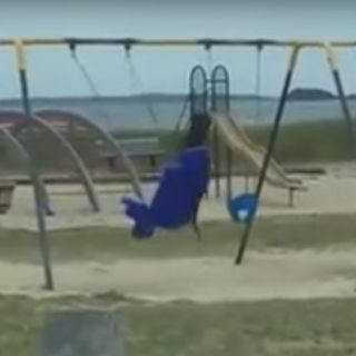 Padre graba supuesto fantasma en un columpio
