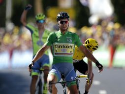 Vence a Chris Froome, líder de la competencia, y a Maciej Bodnar, quienes adelantaron al resto del peolotón. EFE / Y. Valat