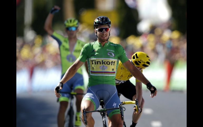 Vence a Chris Froome, líder de la competencia, y a Maciej Bodnar, quienes adelantaron al resto del peolotón. EFE / Y. Valat