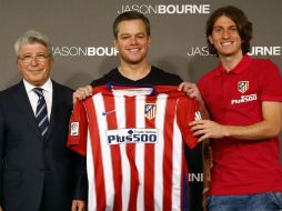 El presidente colchonero, Enrique Cerezo, y el lateral brasileño, Filipe Luis, posan junto a su nuevo compañero. TWITTER / @Atleti