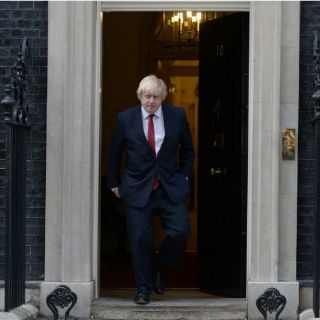 Theresa May nombra a Boris Johnson ministro de Exteriores