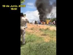 En uno de los videos se observa la desocupación del puente de la entrada a Nochixtlán. YOUTUBE / Manuel Feregrino