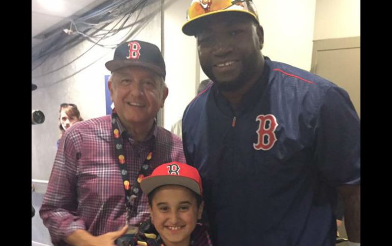 Andrés Manuel compartió la foto junto a su hijo y el beisbolista en redes sociales. FACEBOOK / Andres Manuel Lopez Obrador