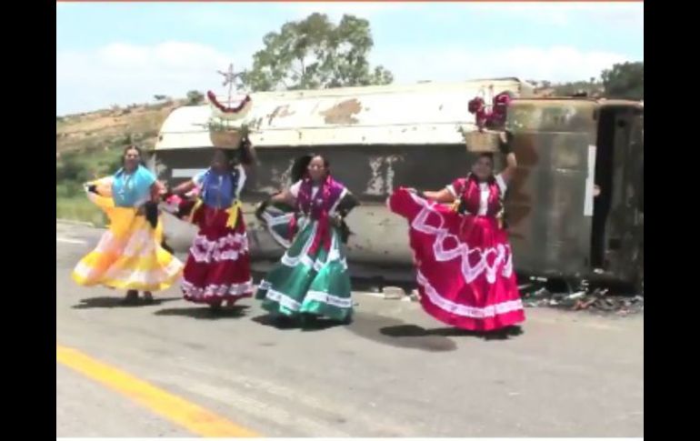 La SNTE usó como escenario los vestigios del enfrentamiento de policías contra manifestantes. YOUTUBE / Cencos Sección XXII