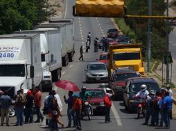Los manifestantes han impedido de forma intermitente el paso de los vehículos que transportan estos alimentos. SUN / ARCHIVO