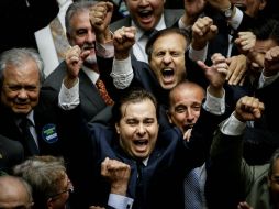 Rodrigo Maia celebra su victoria tras ser elegido presidente de la Cámara baja; una victoria importante para el Gobierno provisional. EFE / F. Bizerra Jr.