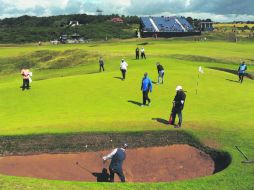 Varios jugadores realizan una ronda de práctica en el Royal Troon, previo al inicio del The Open Championship. AFP / A. Buchanan