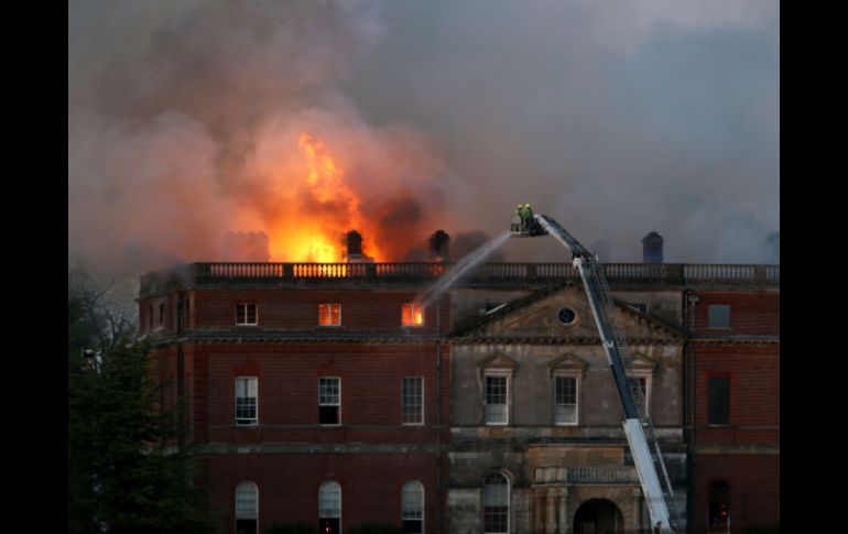 Un gran número de bomberos trabajaron durante horas para poder controlar las llamas. AP / ARCHIVO