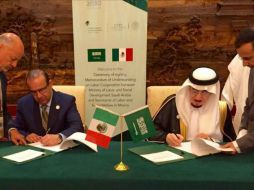 Alfonso partida (izquierda) y el Ministro de Arabia Saudita, Mofarrej Al-Hoqubani firman Memorándum de Entendimiento de cooperación. TWITTER / @navarreteprida