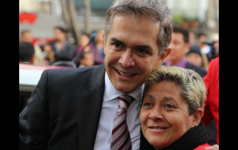 Mancera asiste al banderazo de salida de los autobuses que forman parte del Programa Sonrisas por tu Ciudad. TWITTER / @ManceraMiguelMX
