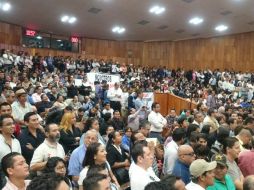 Los burócratas colocan mantas defendiendo su derecho a ser basificados. TWITTER / @LegisVer