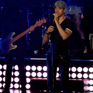 Enrique Iglesias no se ha recuperado de la lesión en su mano