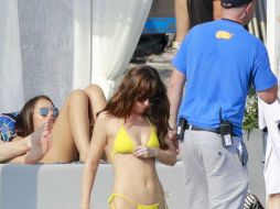 Dakota Johnson lució su figura con un bikini amarillo. TWITTER / @DakotaJohnsons