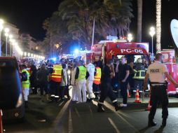 Decenas de personas murieron esta noche en la ciudad francesa de Niza atropelladas por un camión de carga. AFP / V. Hache