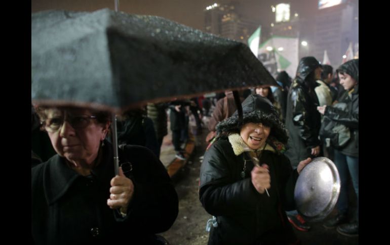 Protestar golpeando ollas y cacerolas se ha vuelto una tradición en Argentina desde la crisis de 2001. AP / V.R. Caivano