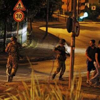 Erdogan llama a la gente a resistir el golpe militar
