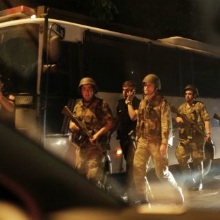 Ejército turco impone toque de queda y ley marcial